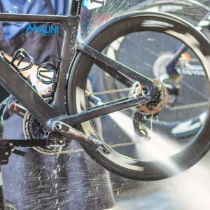 Bici su supporto durante lavaggio e pulizia prima della manutenzione di primavera.