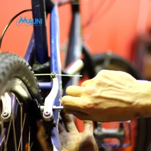 Officina Malini Bici con pacco pignoni e ruota sul banco da lavoro.