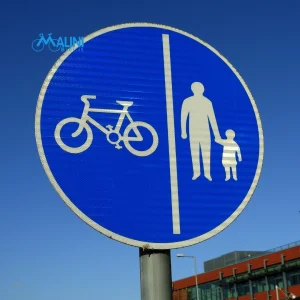 Cartello stradale blu che indica percorso condiviso tra biciclette e pedoni.
