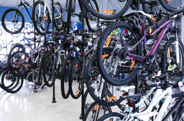 vendita bici, abbigliamento ed accessori.